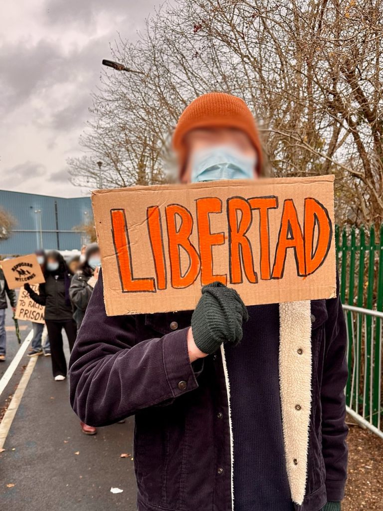Protestor with sign reading "Libertad"