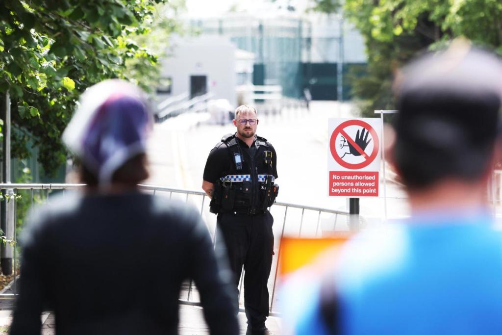 A police officer stands between protesters and a barrier before the entrance to Campsfield House IRC in Kidlington (Photo: Ed Nix)